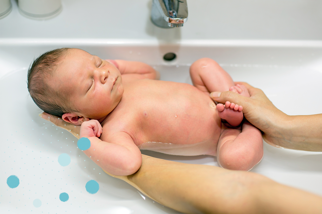 Primer baño del bebé en casa ¡Lo qué debes de saber! - Chelino